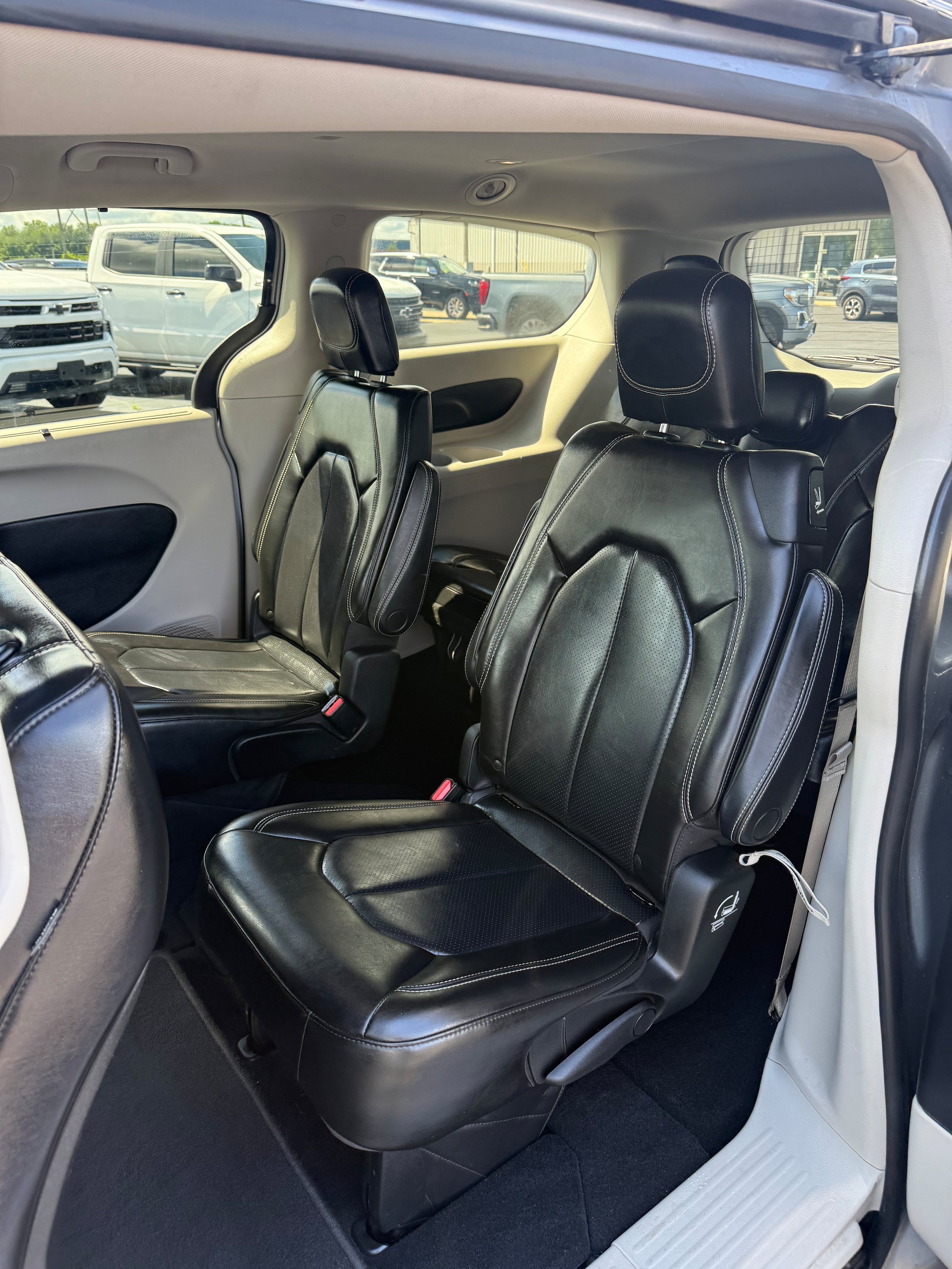Used 2020 Chrysler Voyager Lxi FWD image 11