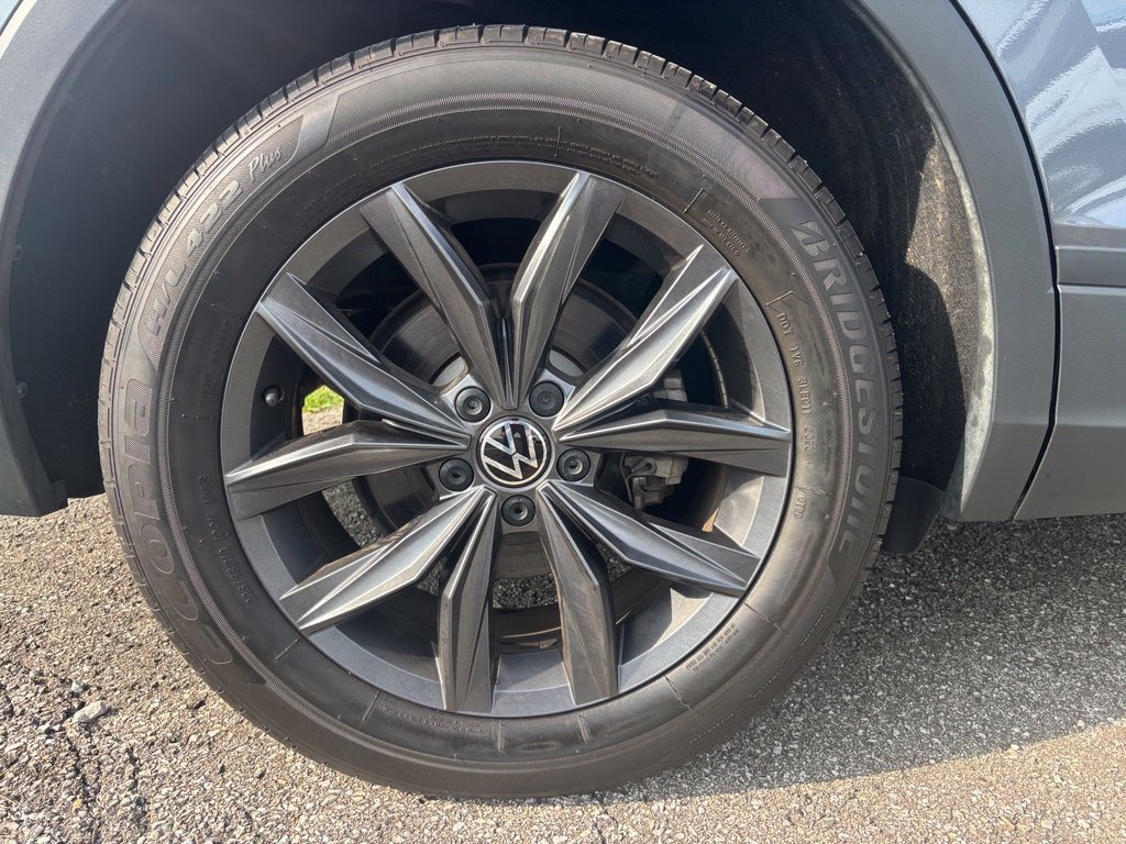 Used 2023 Volkswagen Tiguan SE w/ Panoramic Sunroof Package FWD image 18