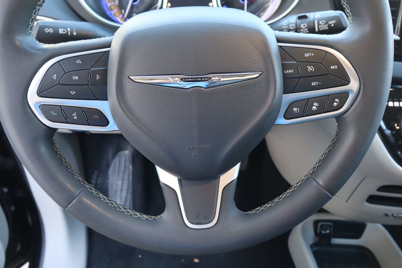 Used 2023 Chrysler Pacifica Touring-L FWD image 12