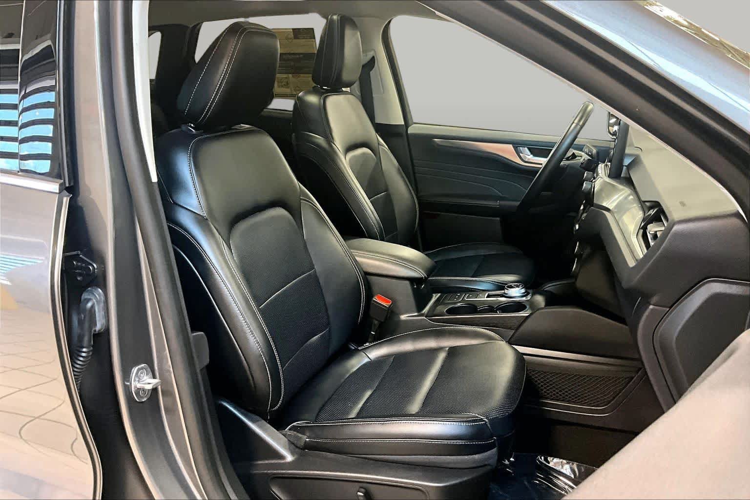 Used 2022 Ford Escape Titanium FWD image 8