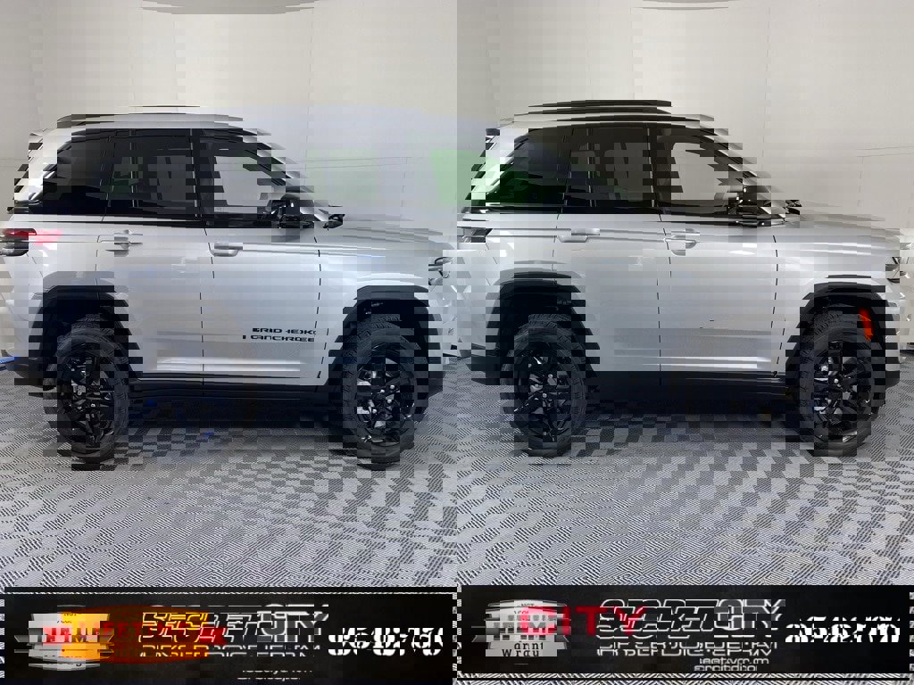 New 2025 Jeep Grand Cherokee Limited w/ Black Appearance Package image 8