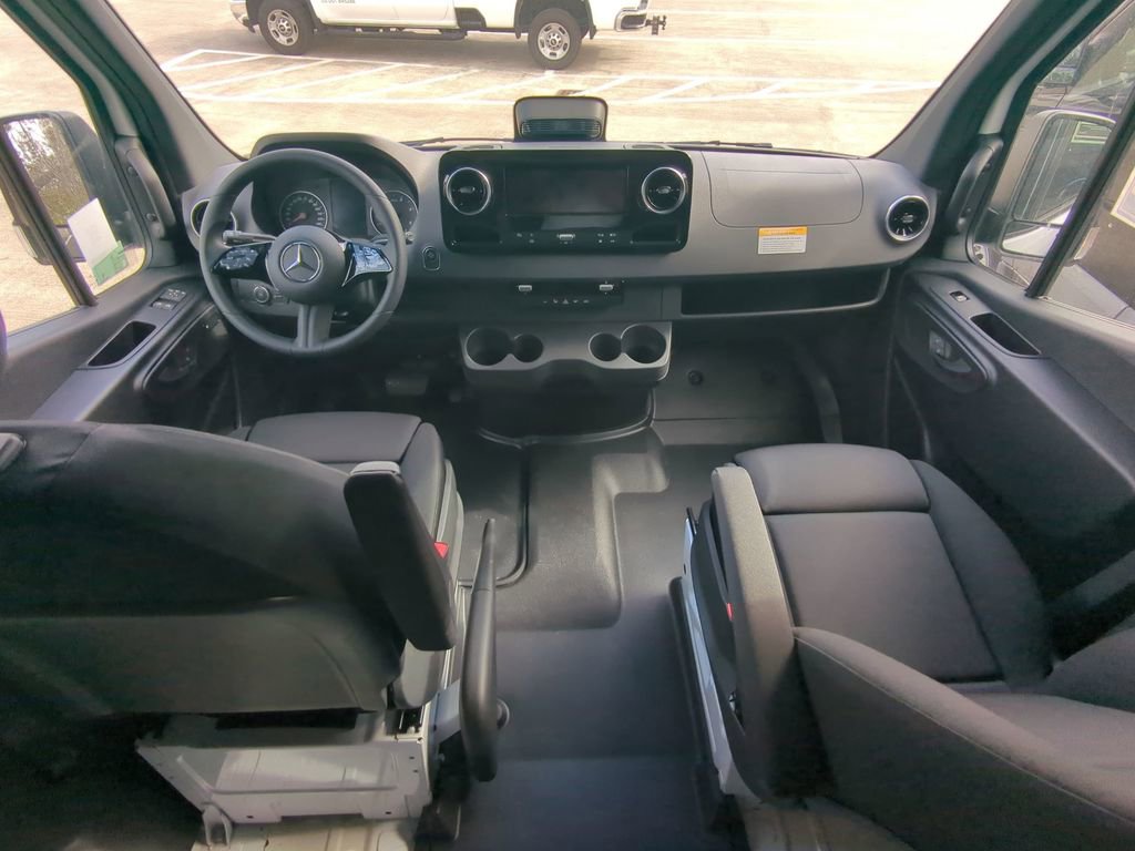 Used 2025 Mercedes-Benz Sprinter 2500 image 2
