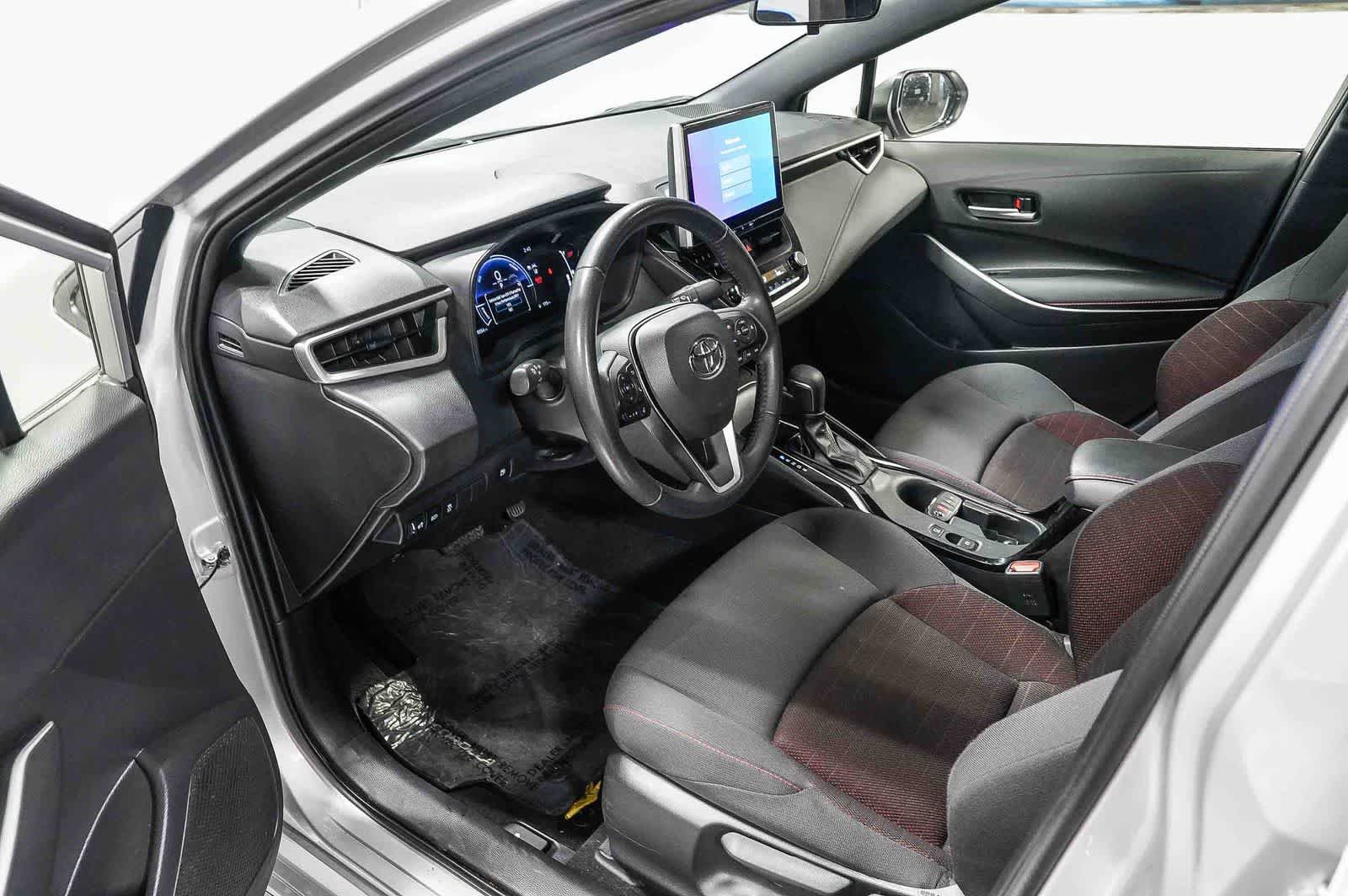 Used 2025 Toyota Corolla SE w/ SE Premium Package FWD image 18