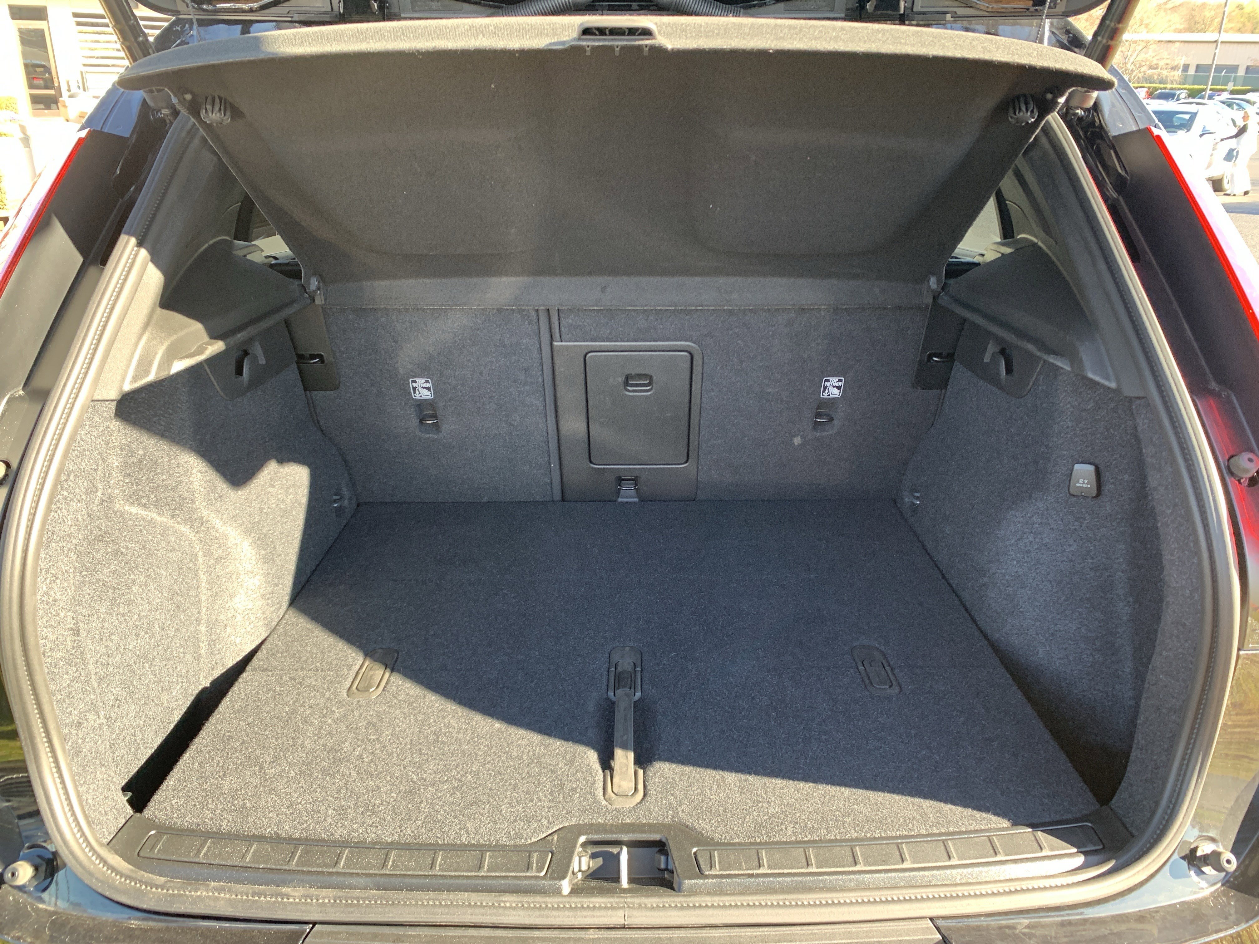 Used 2025 Volvo XC40 B5 Plus image 34