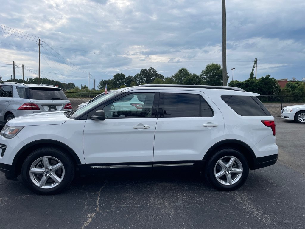 Used 2018 Ford Explorer XLT FWD image 3