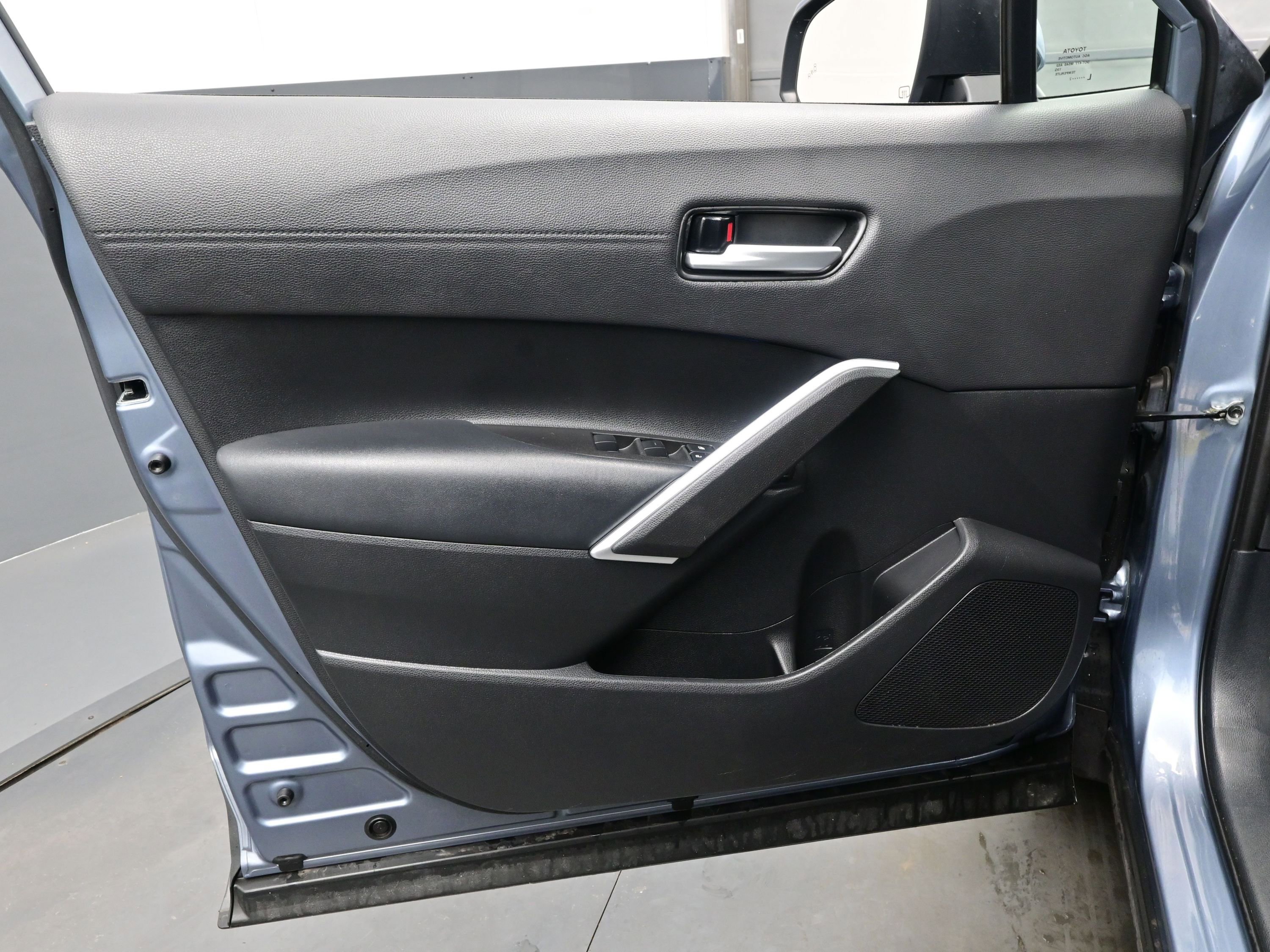 Used 2022 Toyota Corolla Cross XLE image 9