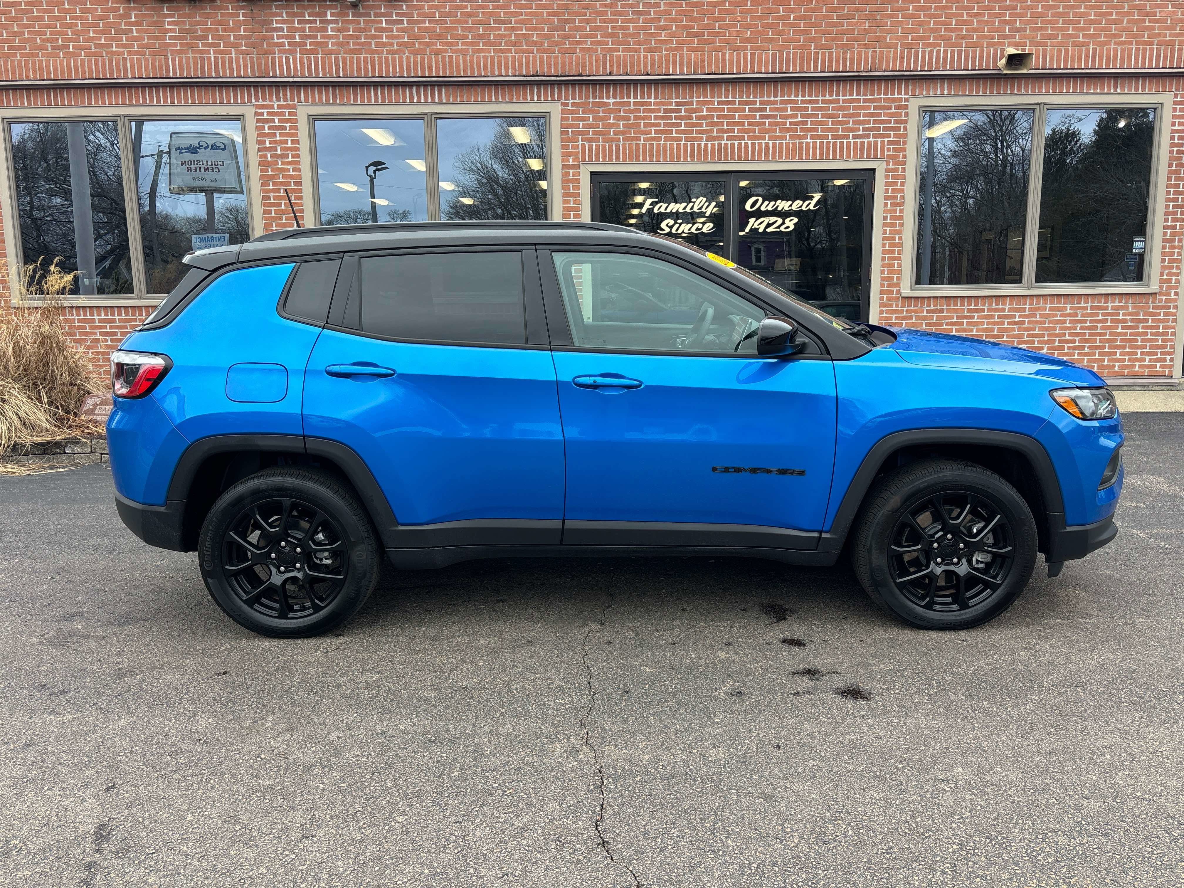 Used 2024 Jeep Compass Latitude w/ Convenience Group image 27