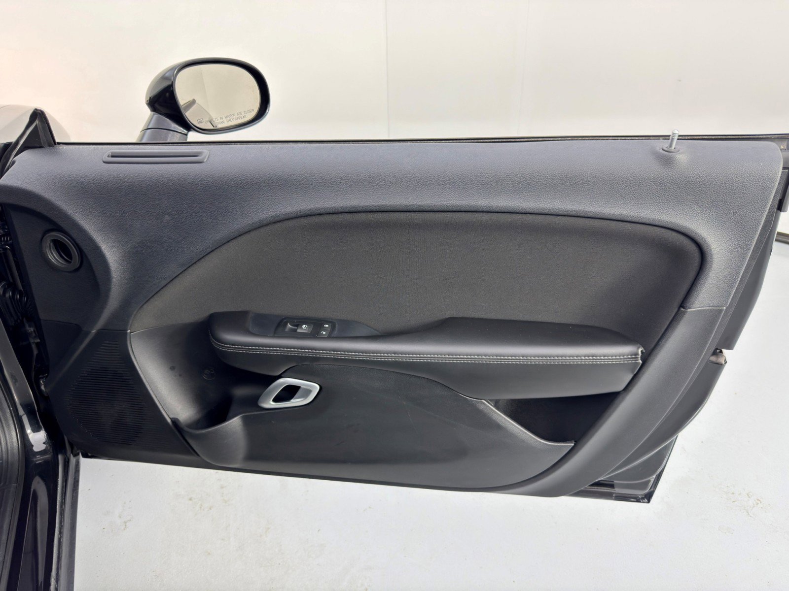 Used 2015 Dodge Challenger SXT image 31