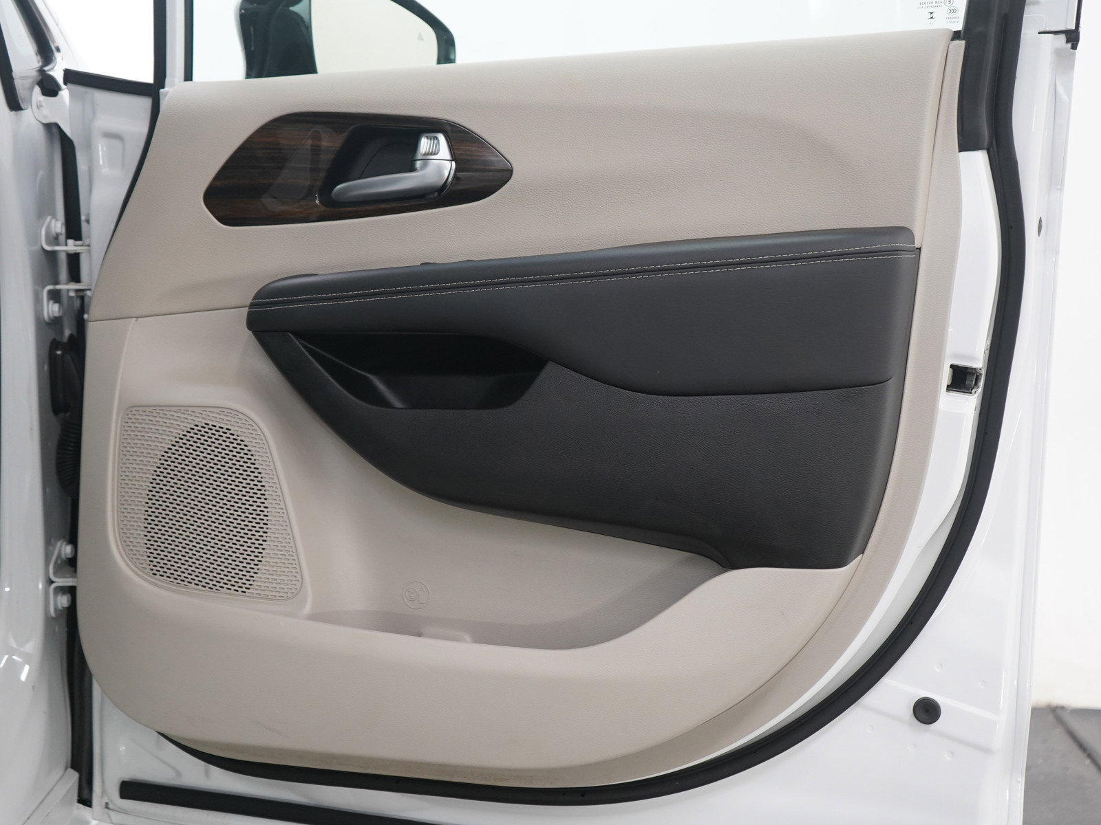 Used 2024 Chrysler Pacifica Limited image 9