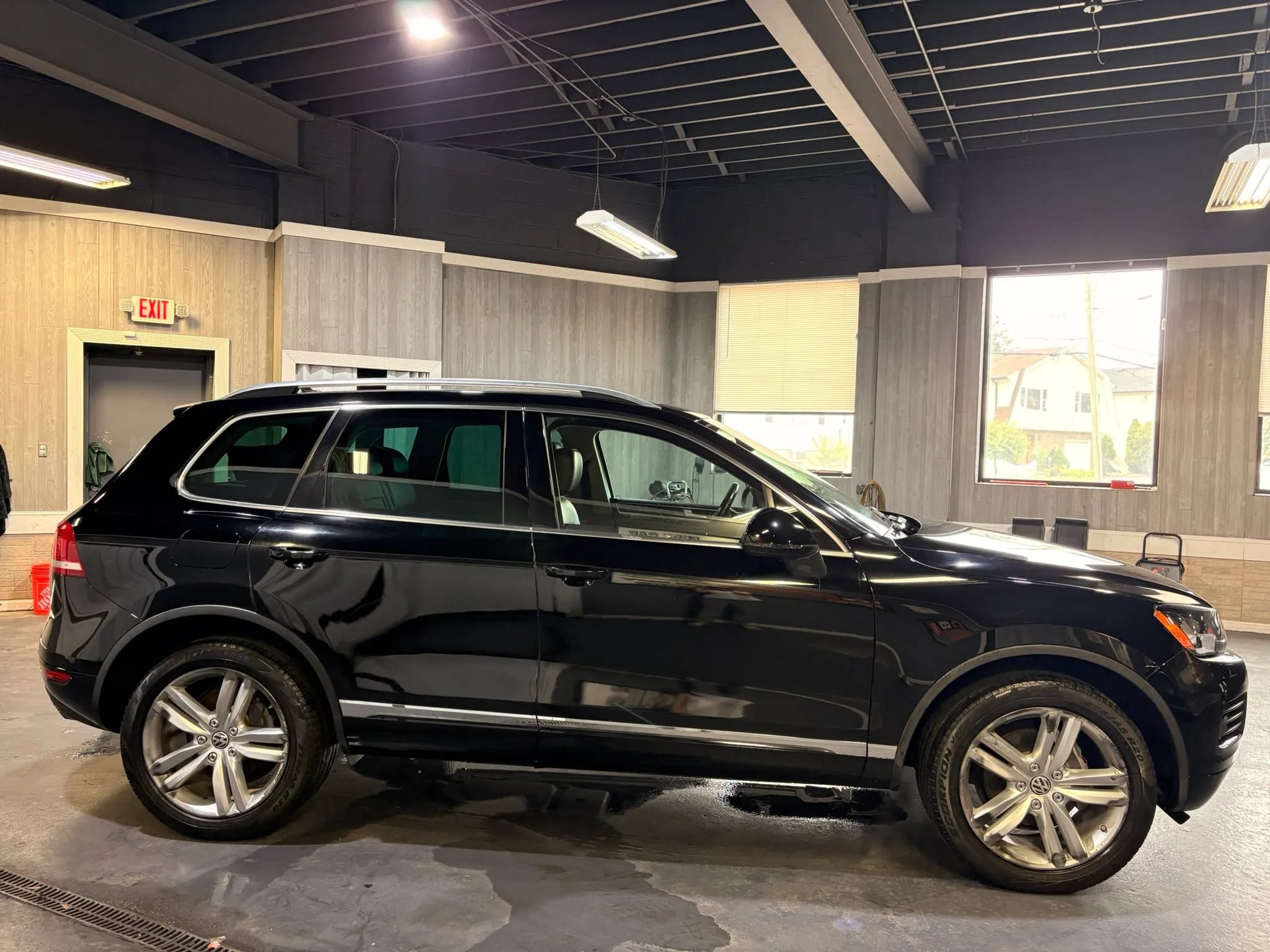 Used 2014 Volkswagen Touareg Executive AWD/4WD image 7