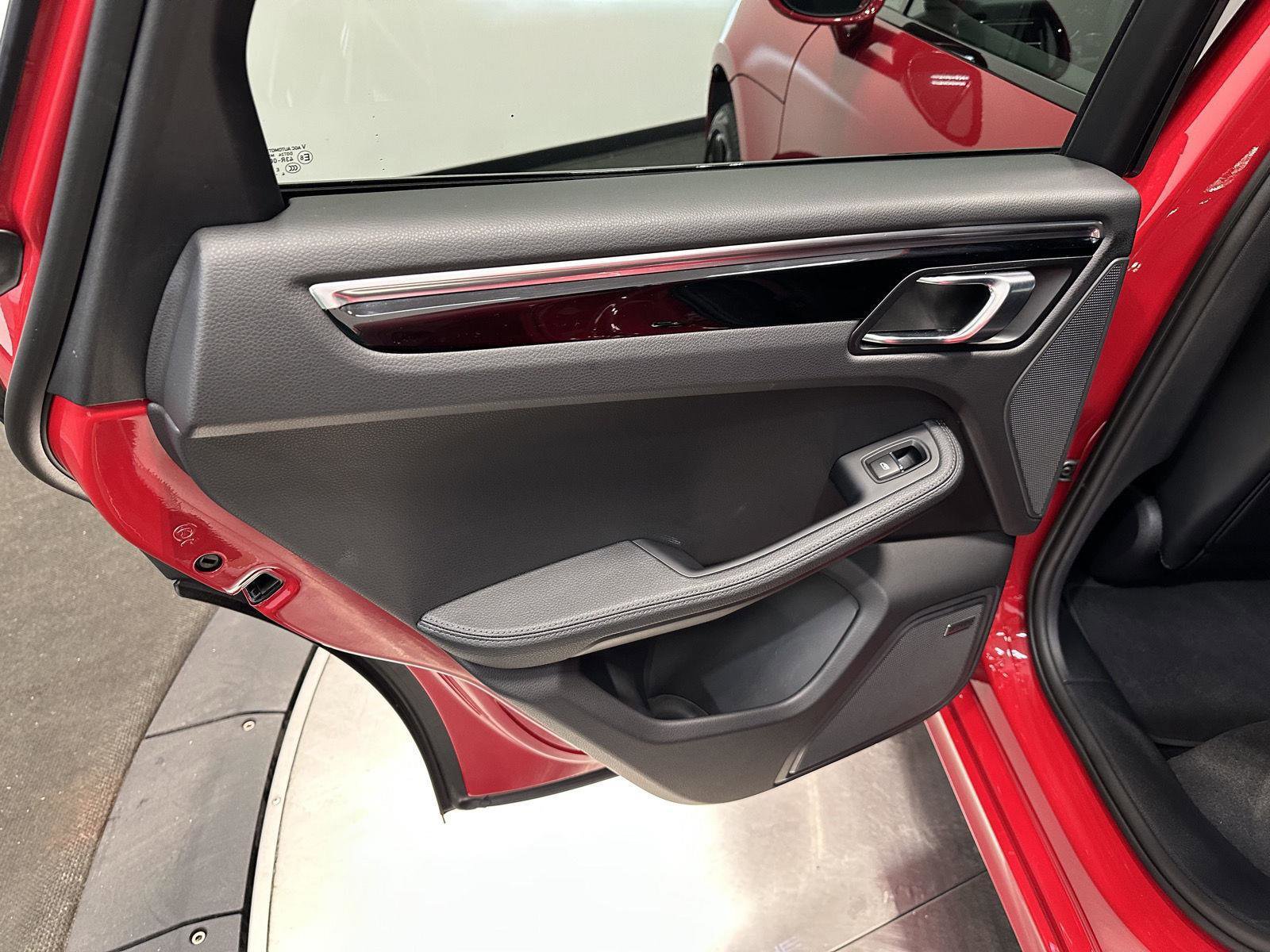 Certified 2025 Porsche Macan image 32