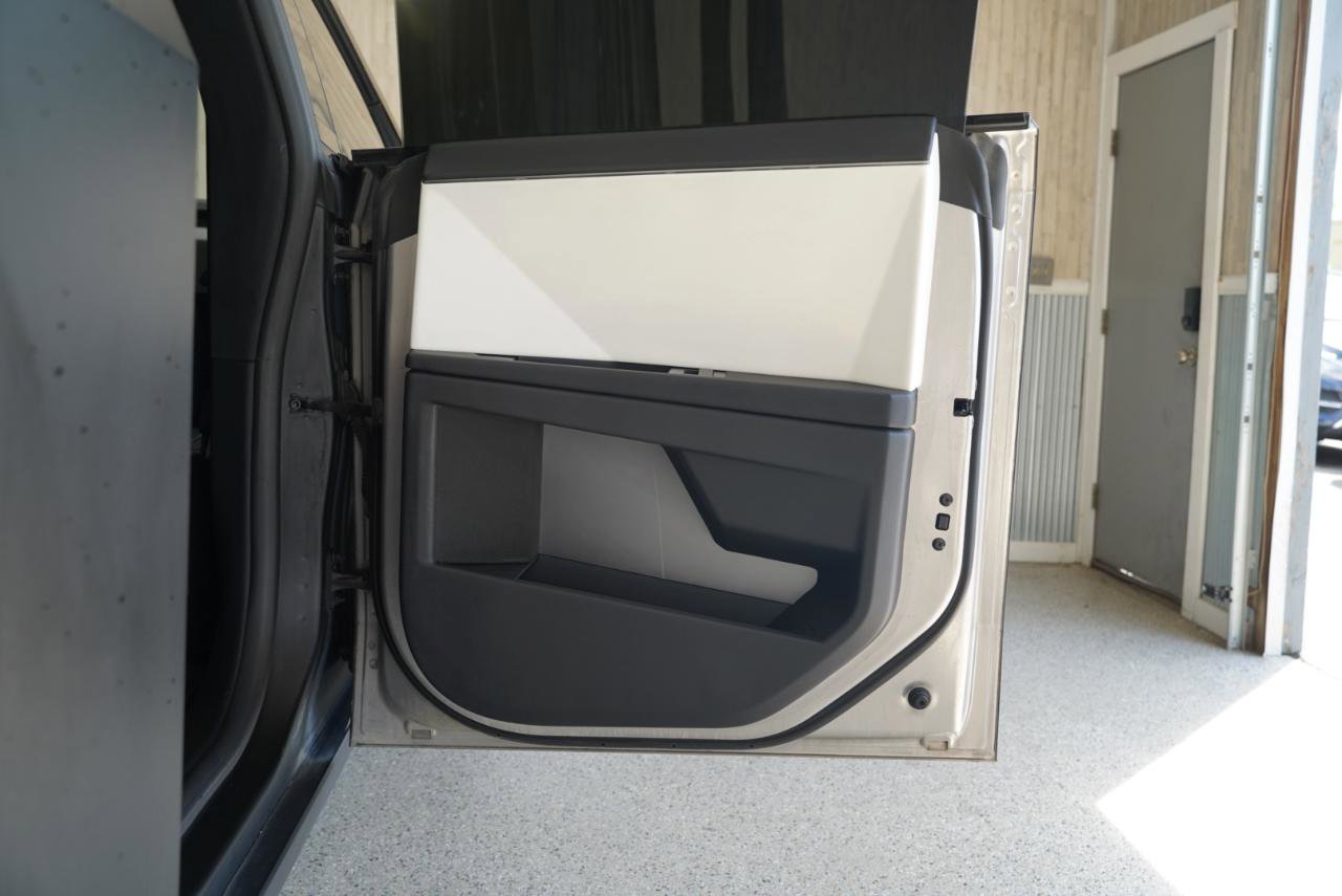 Used 2024 Tesla Cybertruck AWD Crew Cab image 33