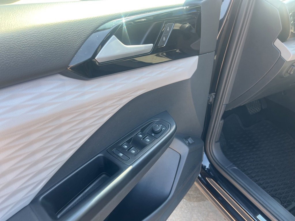 Used 2024 Volkswagen Taos S image 8