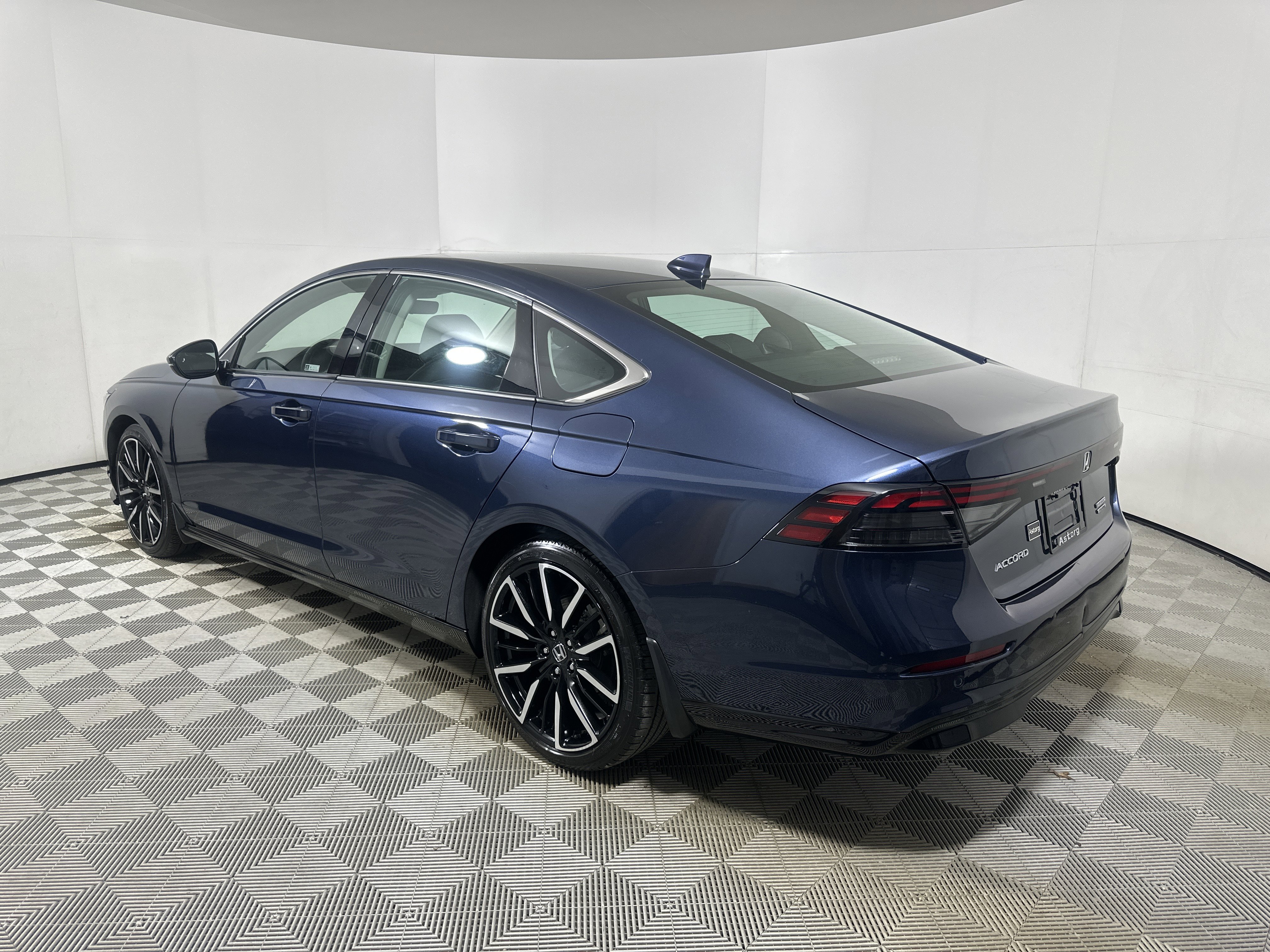 Used 2023 Honda Accord Touring image 5