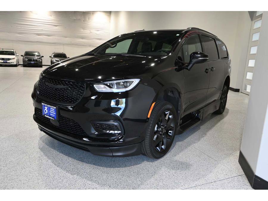 Used 2023 Chrysler Pacifica Touring-L w/ S Appearance Package image 10