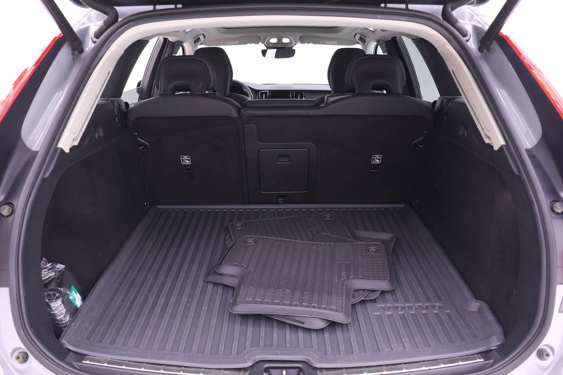 Certified 2024 Volvo XC60 B5 Plus w/ Protection Package Premier AWD/4WD image 17