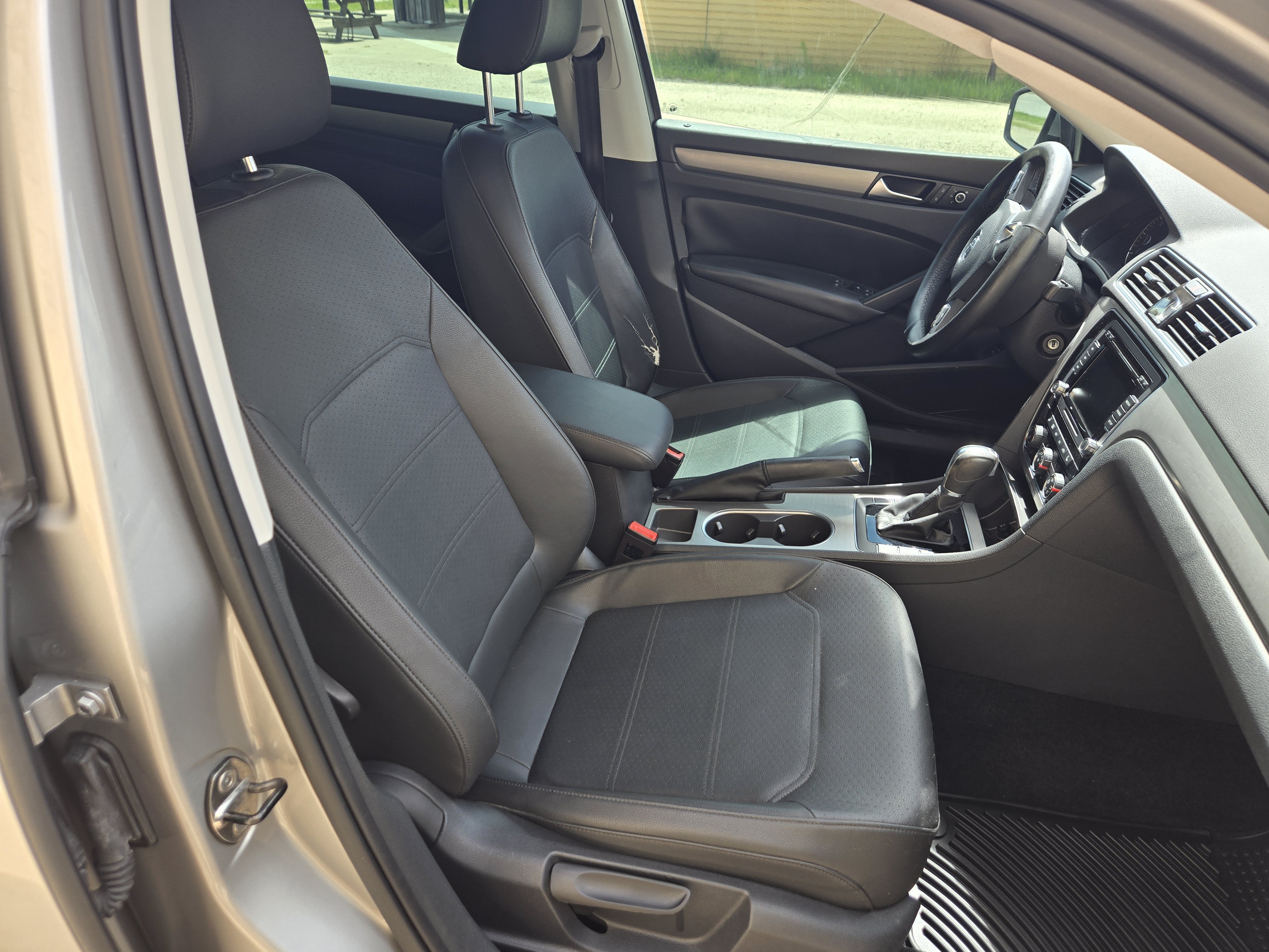 Used 2014 Volkswagen Passat TDI SE FWD image 9