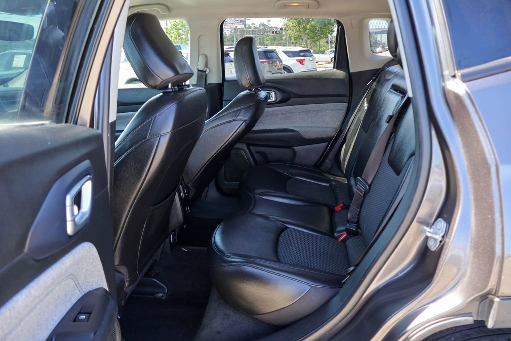 Used 2022 Jeep Compass Latitude FWD image 9