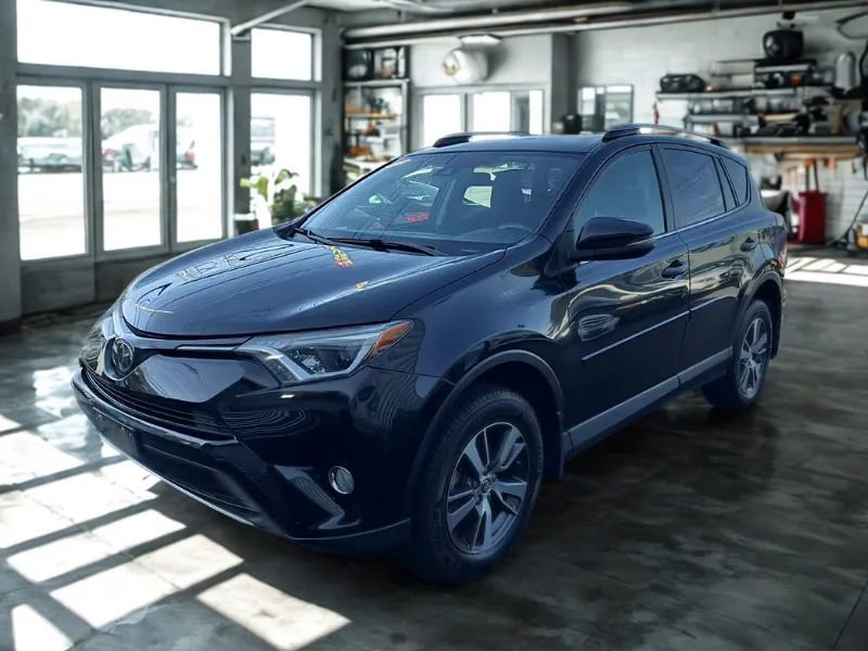 Used 2018 Toyota RAV4 XLE AWD/4WD image 2