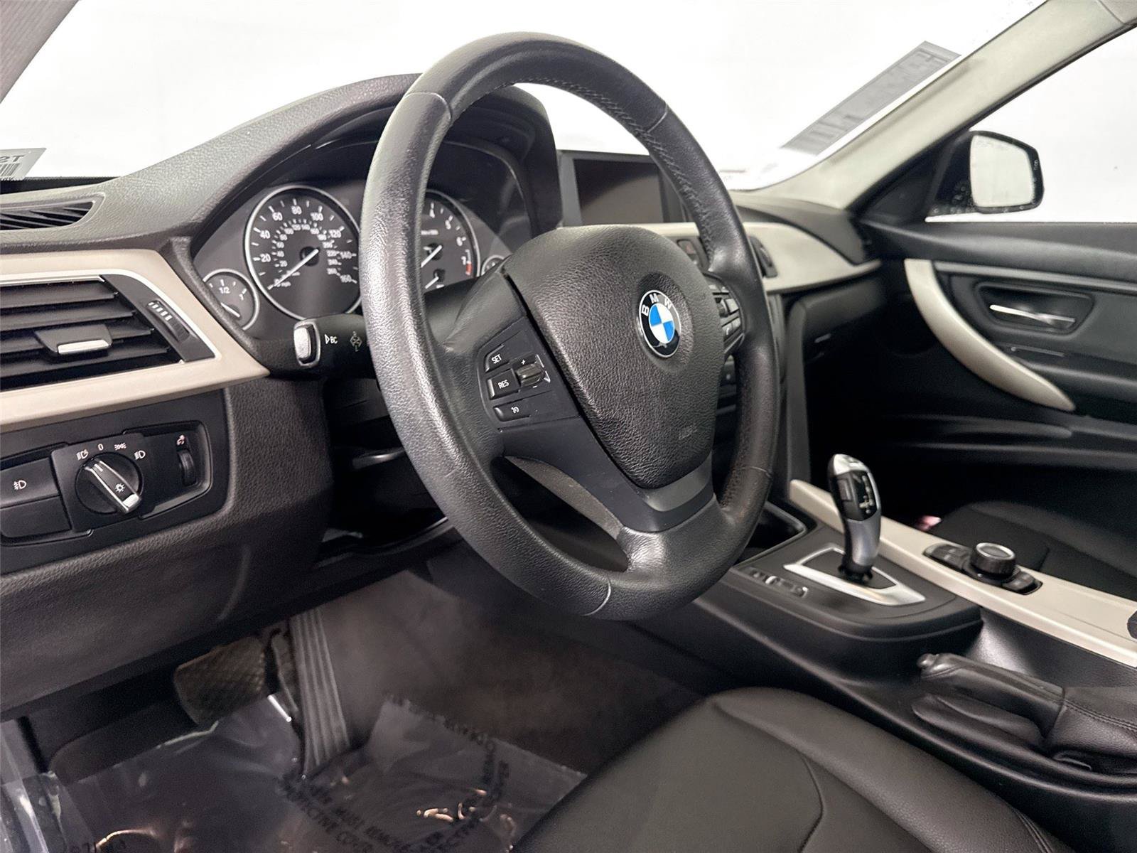 Used 2015 BMW 320i xDrive Sedan AWD/4WD image 4