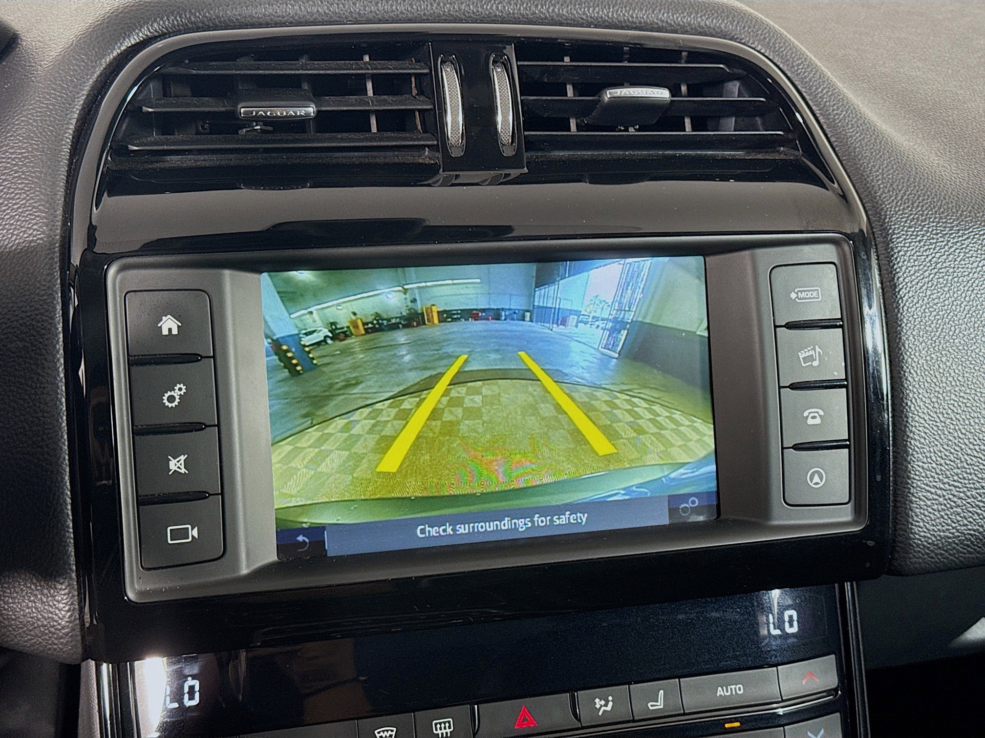 Used 2018 Jaguar XE Premium image 19