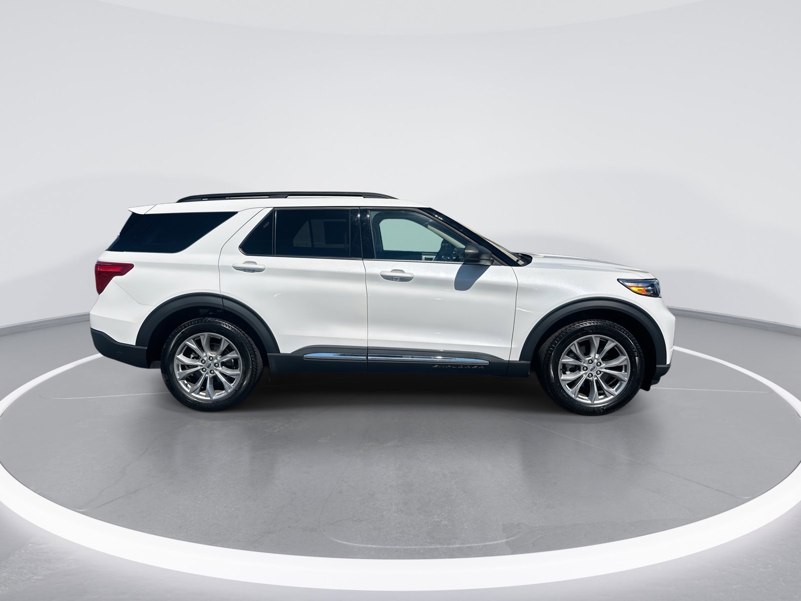 Used 2024 Ford Explorer XLT w/ Equipment Group 202A AWD/4WD image 10