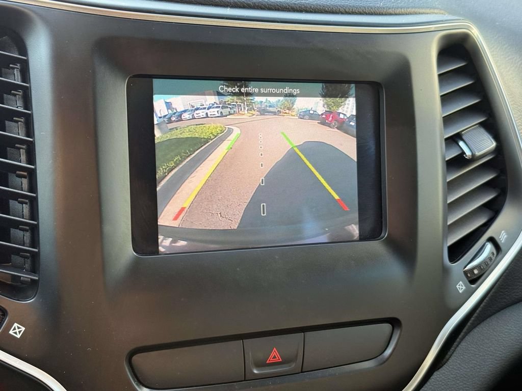 Used 2019 Jeep Cherokee Latitude w/ Popular Appearance Group FWD image 27