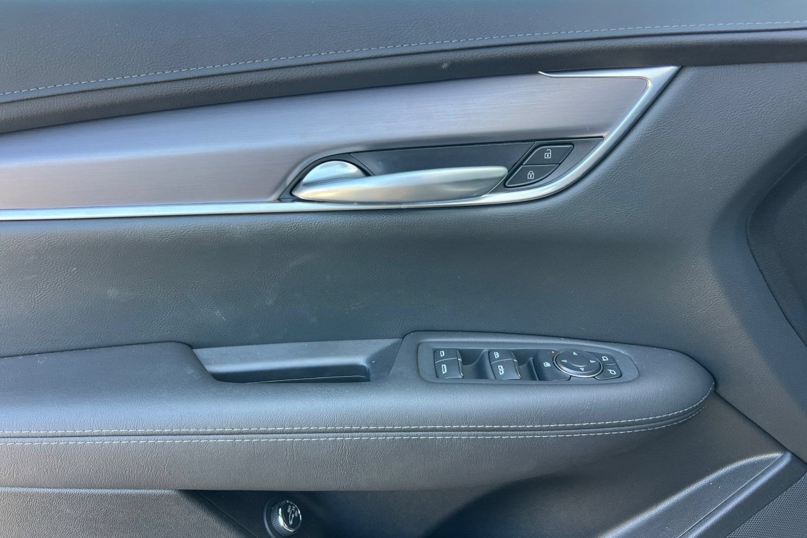 Used 2025 Cadillac XT5 Luxury w/ LPO, Floor Liner Package FWD image 10