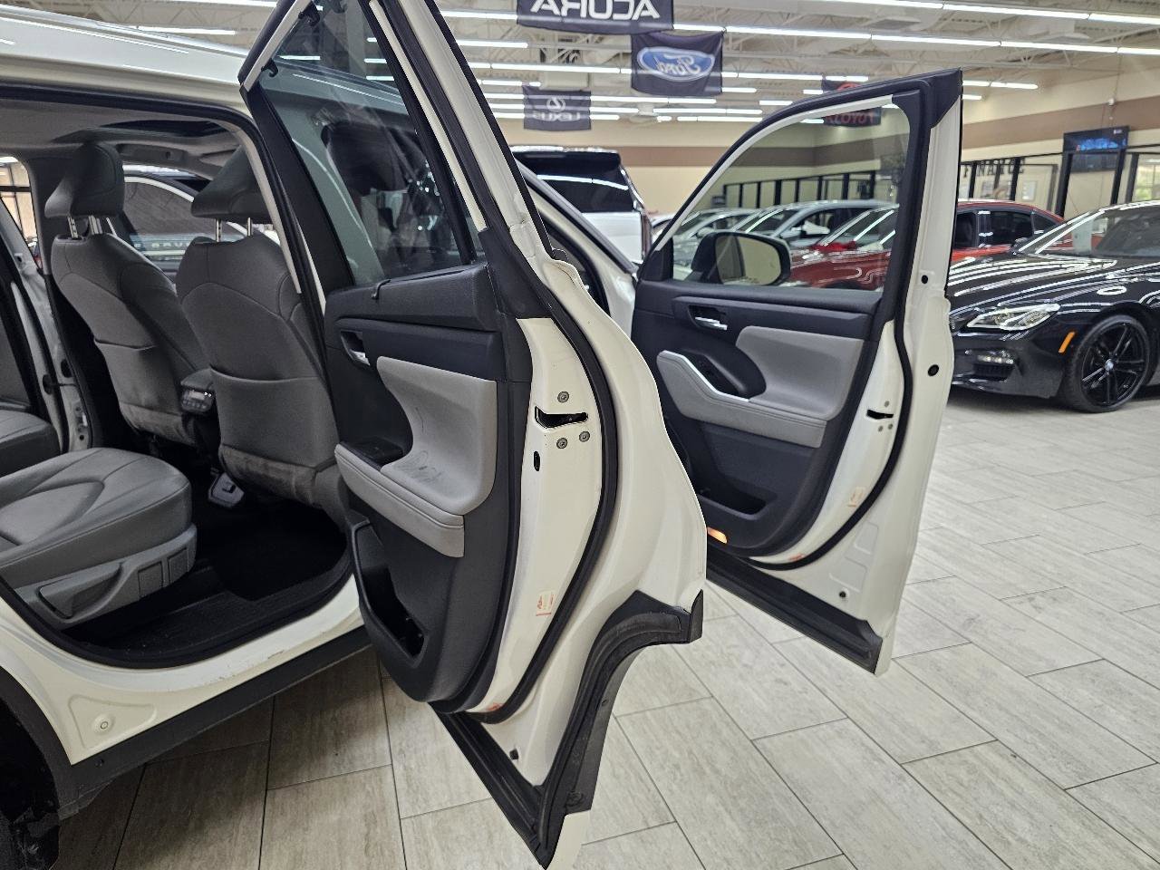 Used 2021 Toyota Highlander XLE image 14