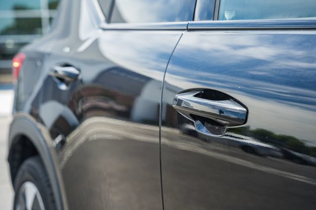 Certified 2025 Volvo XC40 B5 Plus AWD/4WD image 18