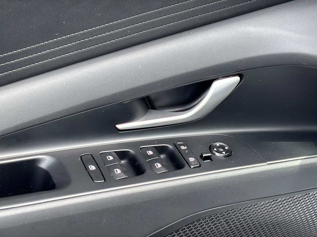 Certified 2025 Hyundai Elantra SE image 16