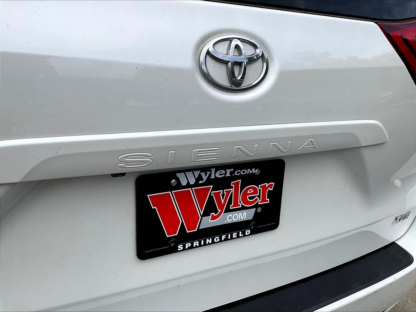 Used 2019 Toyota Sienna XLE w/ XLE Navigation Package FWD image 23
