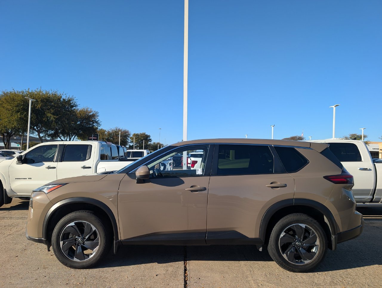 Used 2024 Nissan Rogue SV FWD image 3