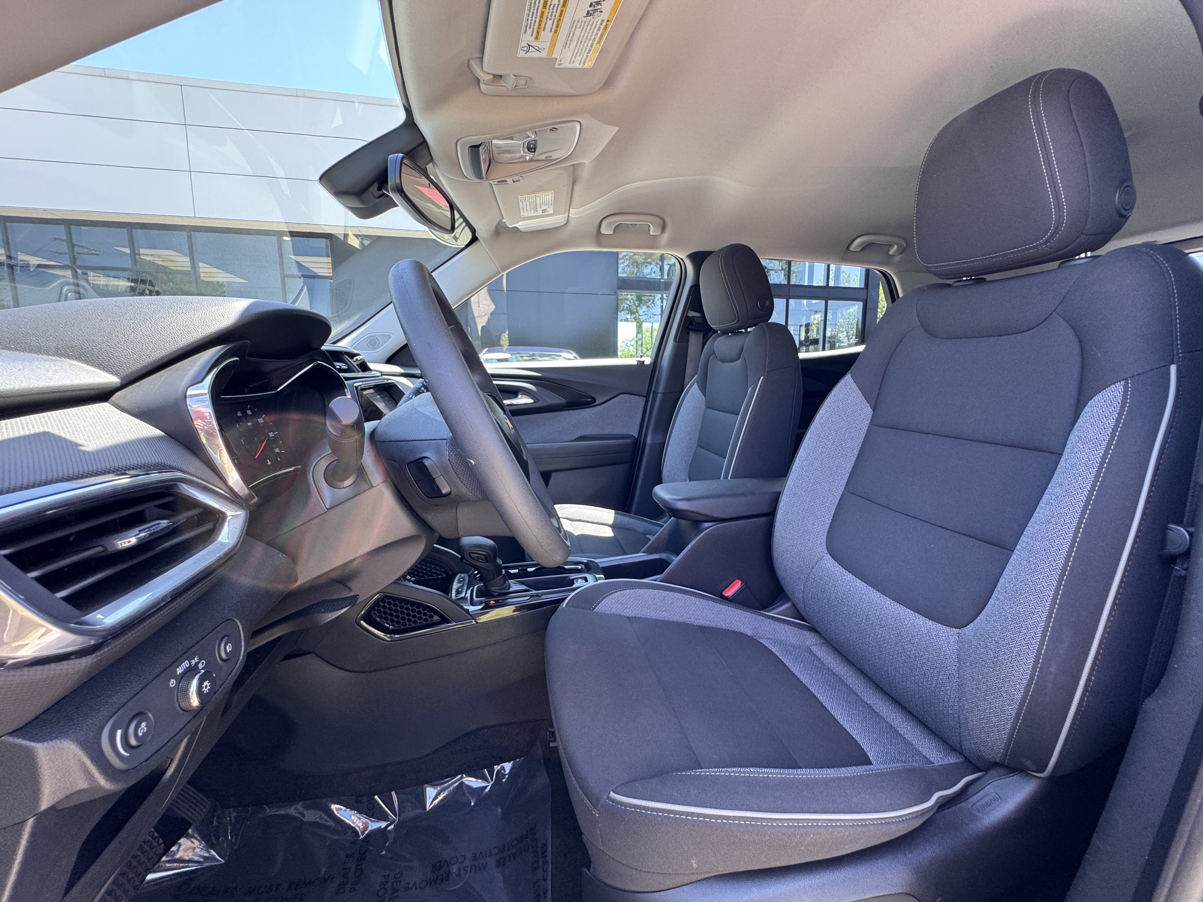 Used 2023 Chevrolet TrailBlazer LT w/ Convenience Package AWD/4WD image 2