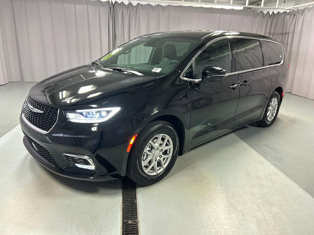 New 2026 Chrysler Pacifica Select FWD image 3