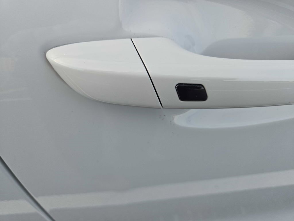 Used 2020 Hyundai Veloster Turbo R-Spec image 11