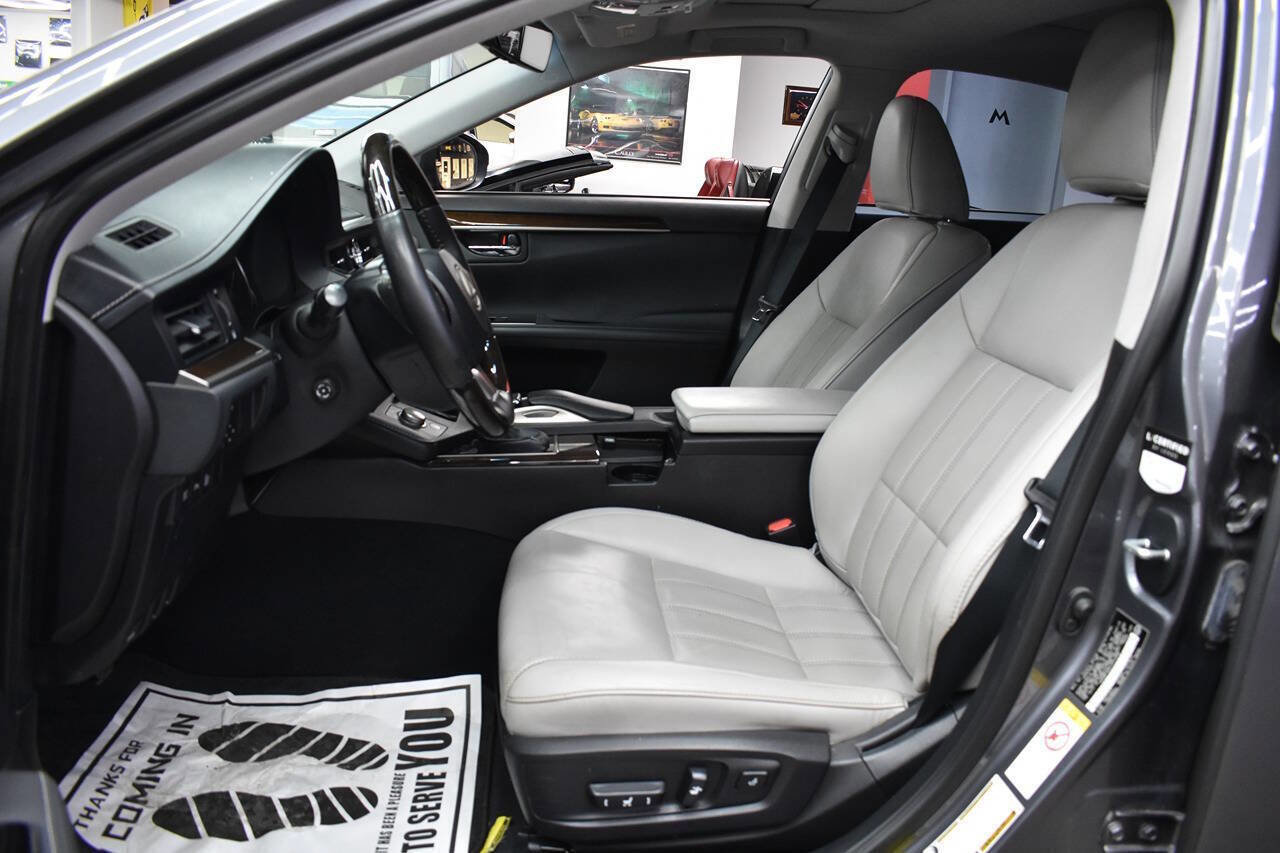 Used 2018 Lexus ES 350 w/ Luxury Package w/Wood Trim image 26