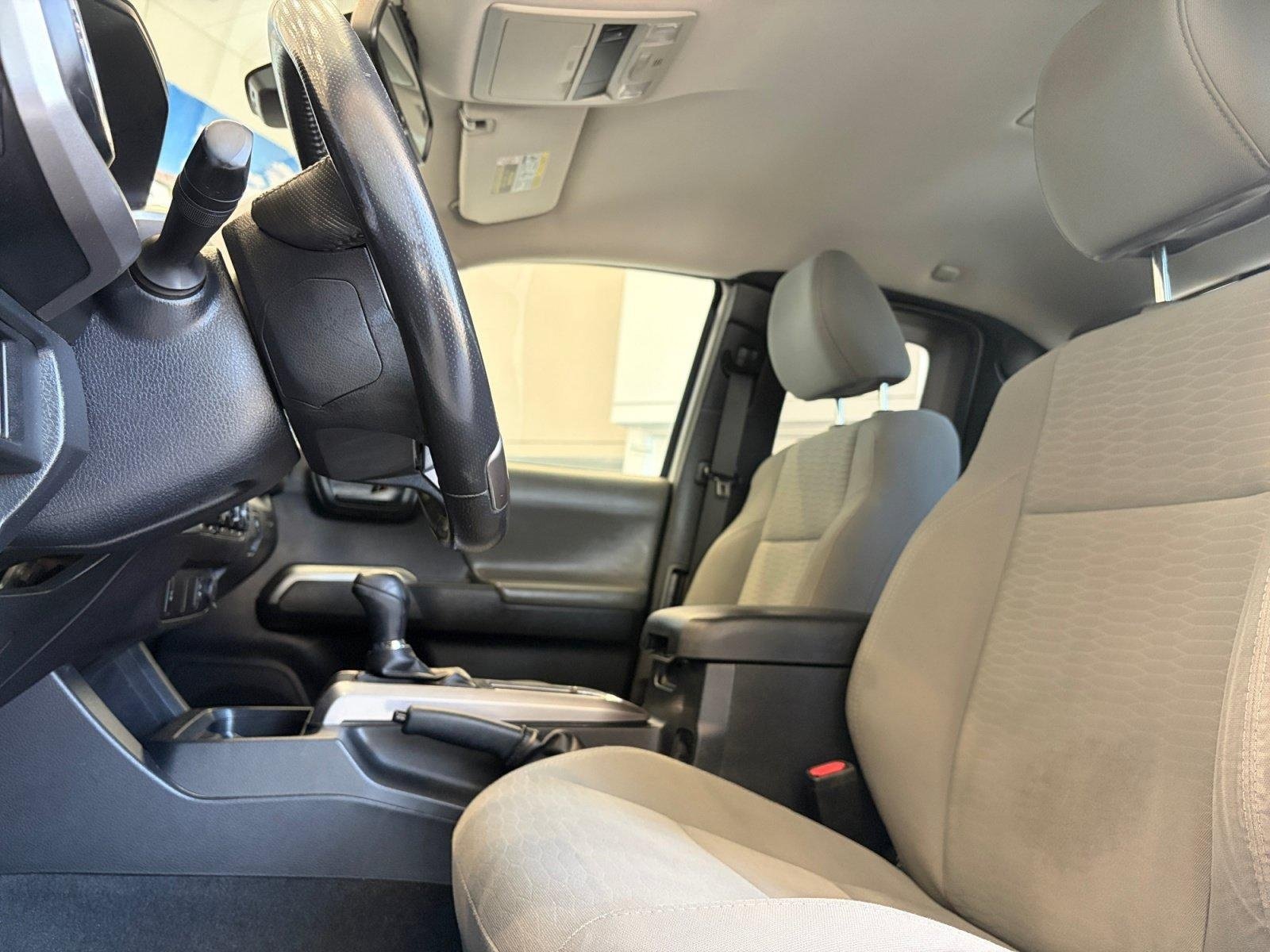 Used 2018 Toyota Tacoma SR5 AWD/4WD image 12