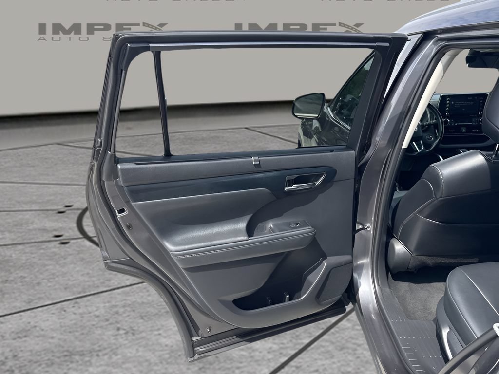 Used 2022 Toyota Highlander XLE FWD image 26