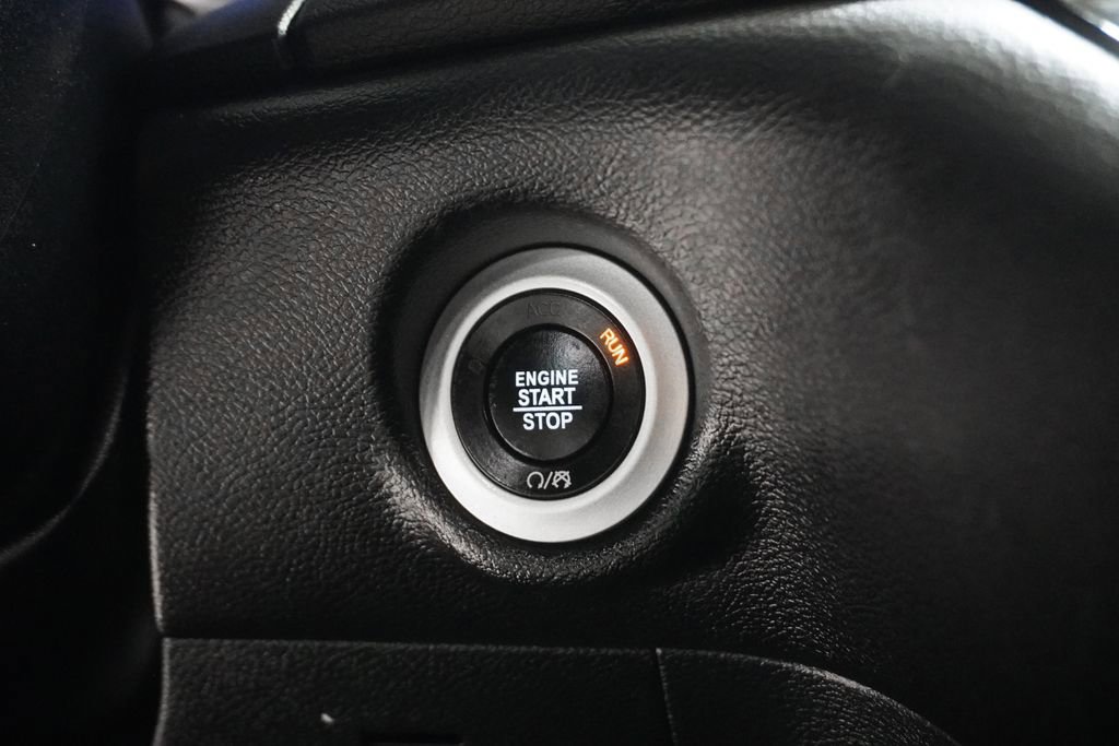 Used 2025 Chrysler Pacifica Select image 19