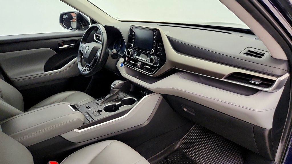 Used 2020 Toyota Highlander XLE FWD image 25