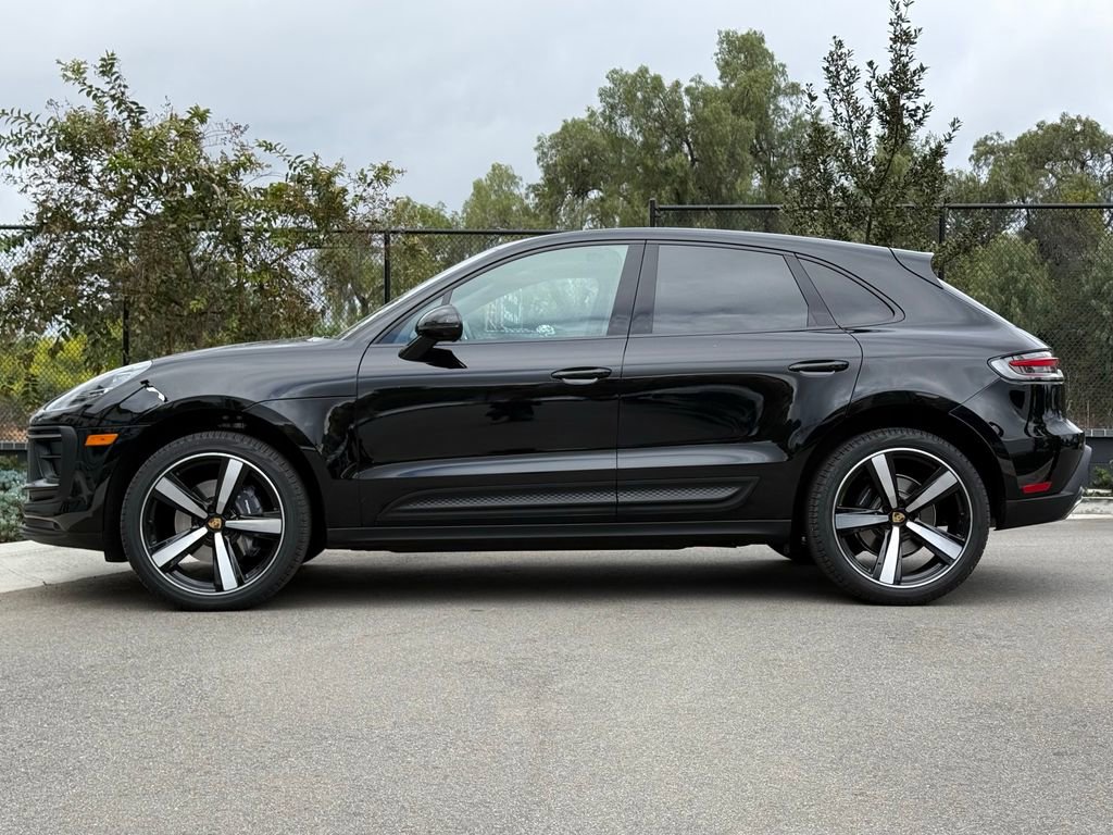 Used 2025 Porsche Macan image 2
