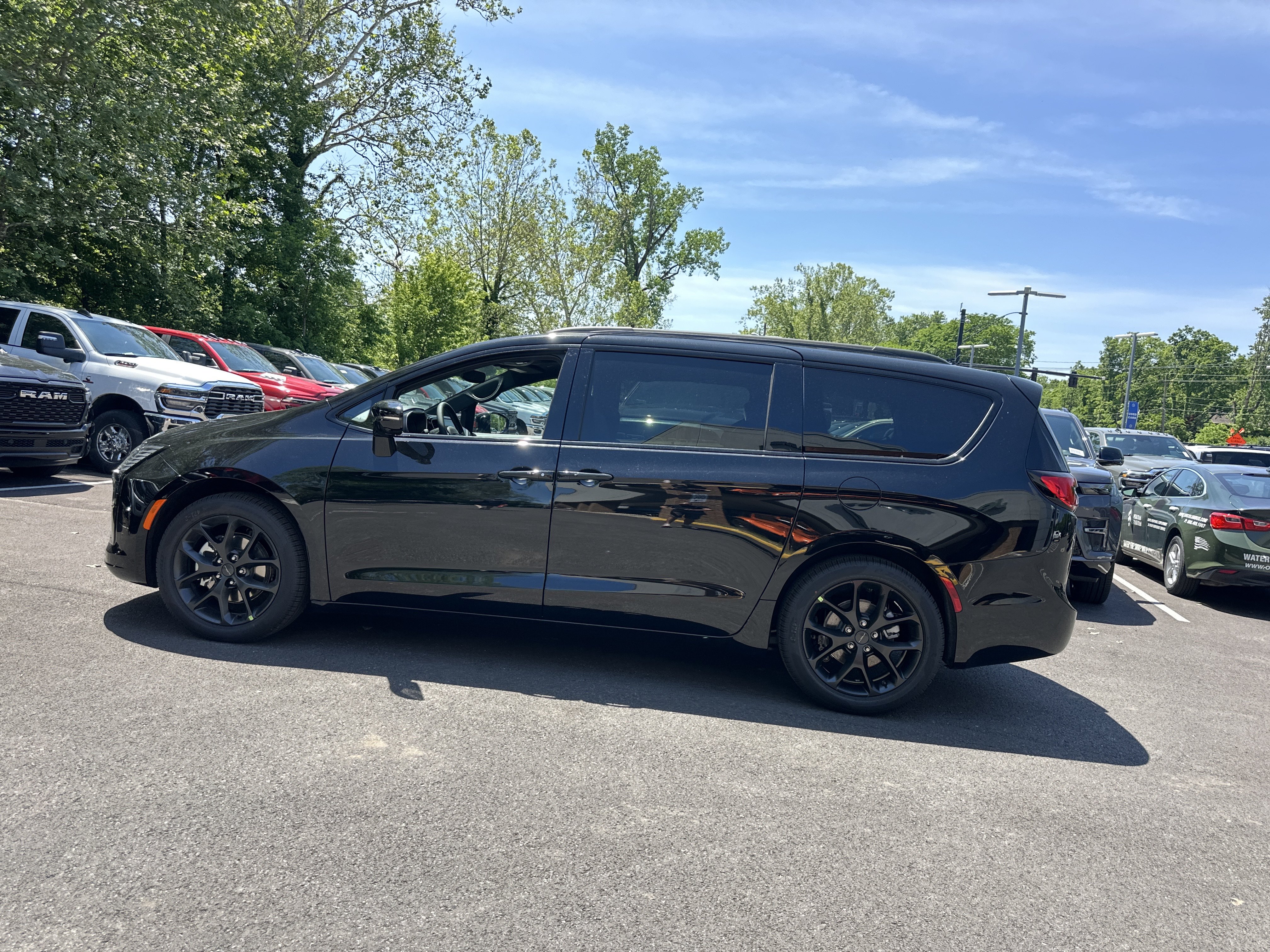New 2027 Chrysler Pacifica Limited FWD image 24