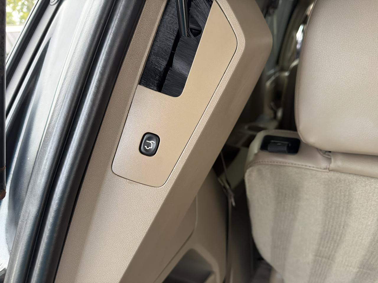 Used 2011 Volkswagen Routan SE FWD image 16