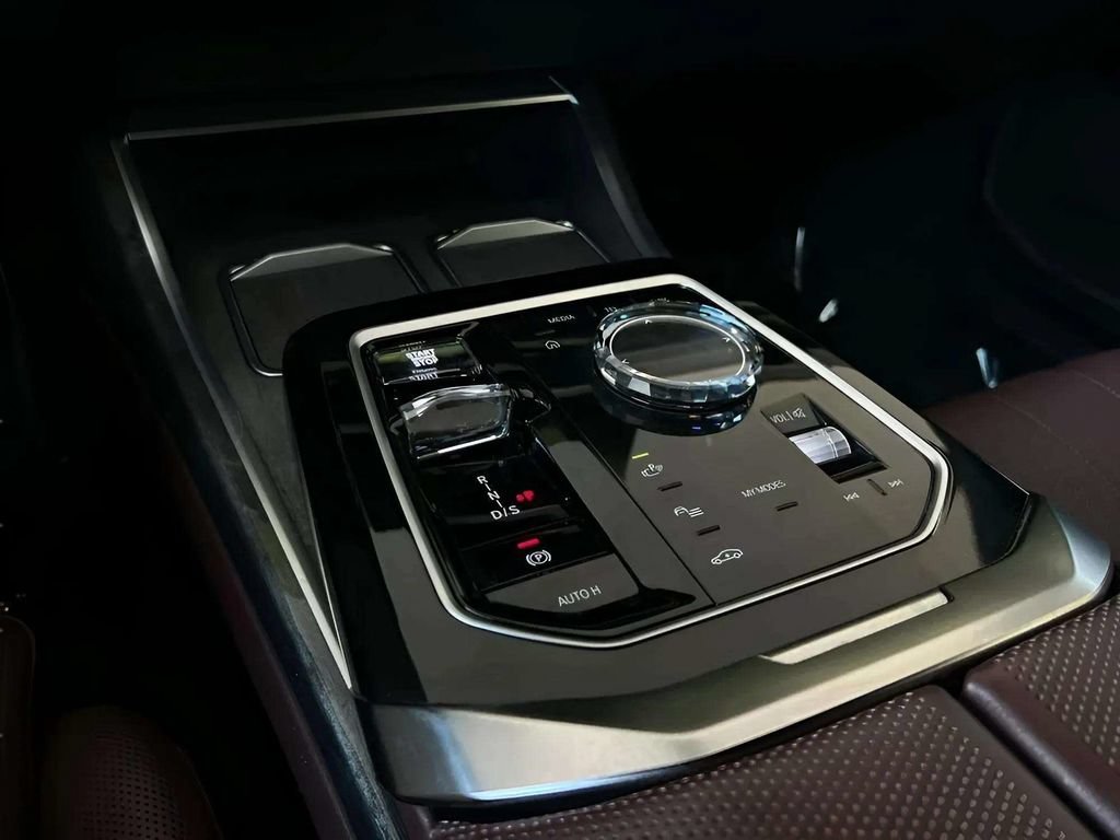 Used 2023 BMW 740i w/ Parking Assistance Package RWD image 27