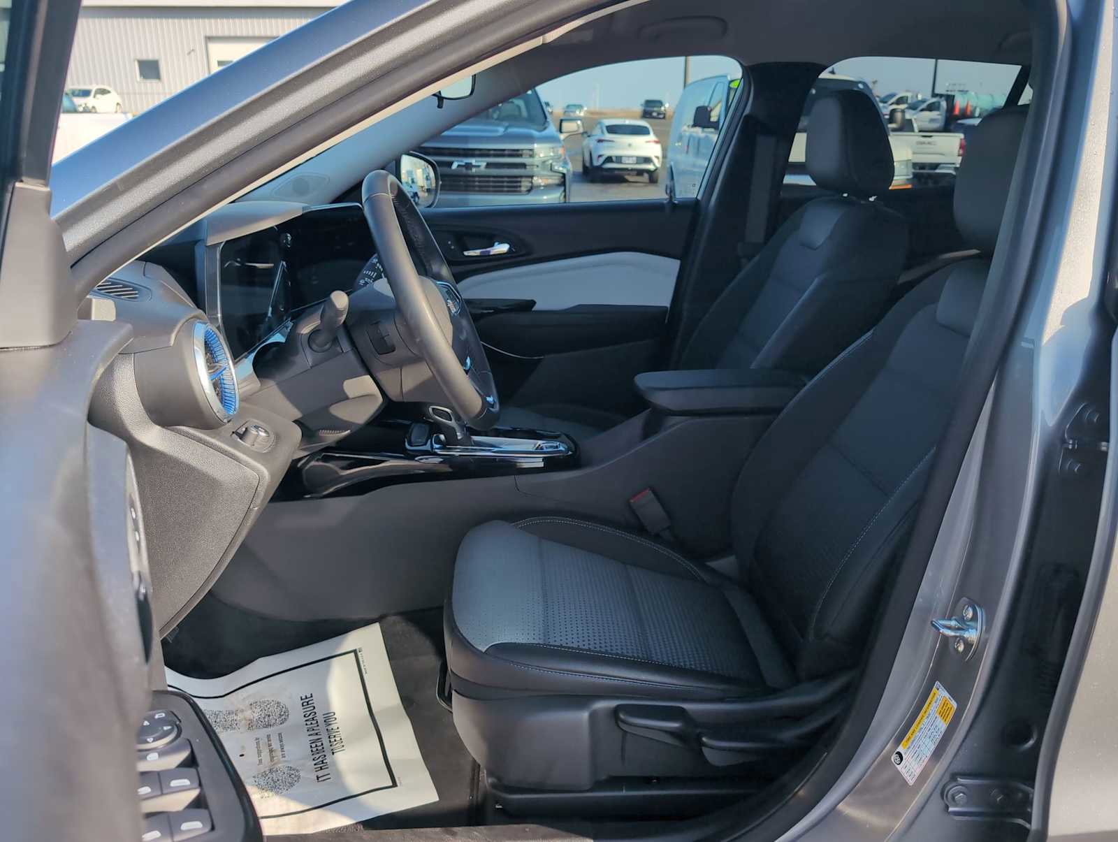 Used 2025 Chevrolet Trax LT w/ LT Convenience Package image 18