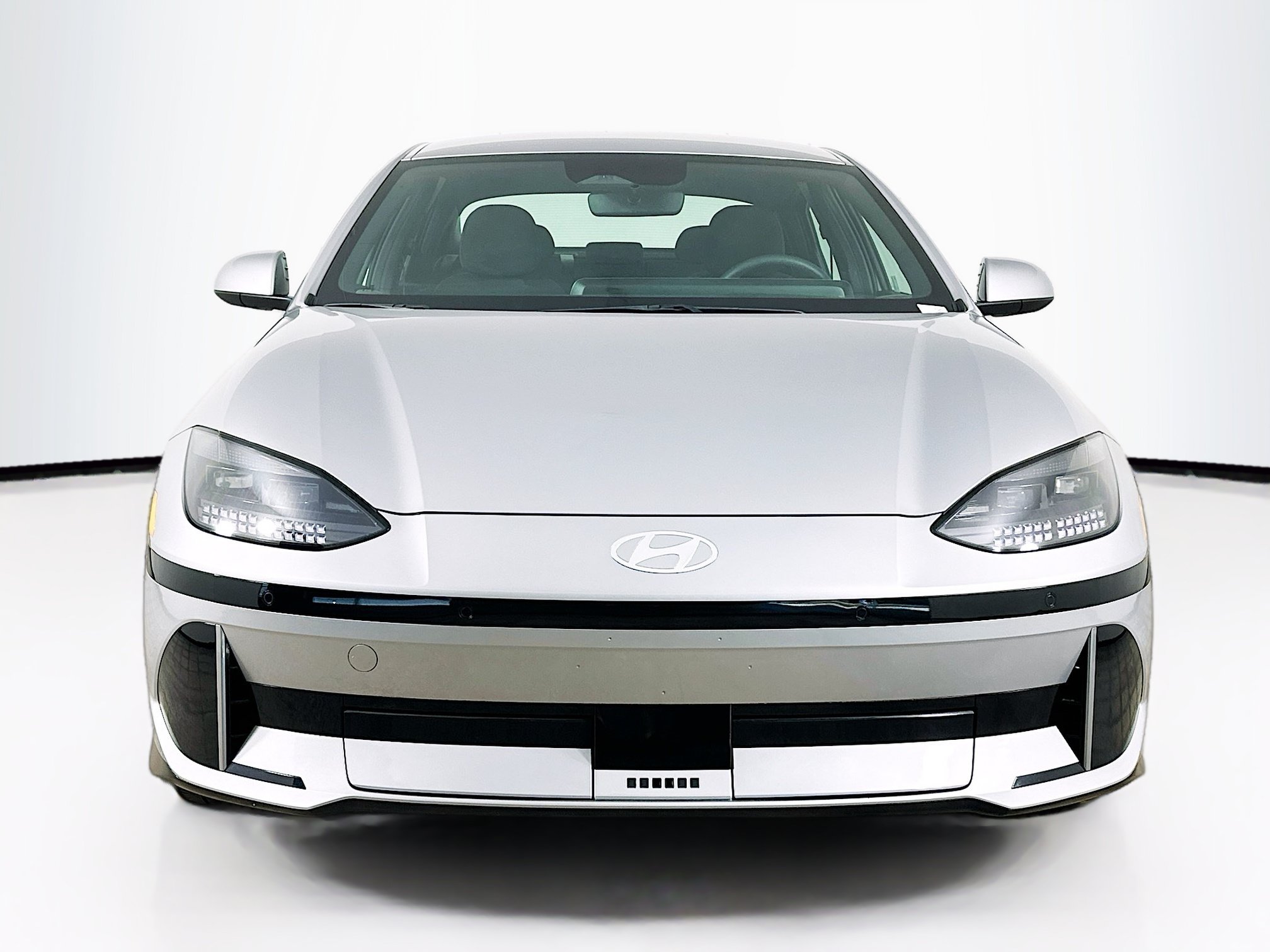 Used 2024 Hyundai Ioniq 6 SE RWD image 2