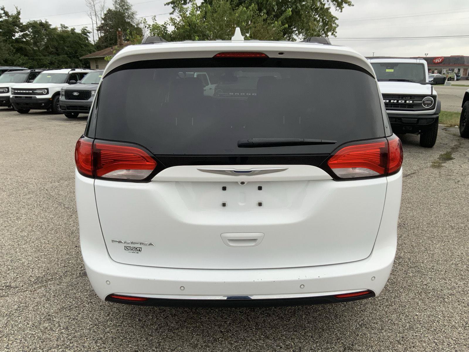 Used 2017 Chrysler Pacifica Touring-L FWD image 9