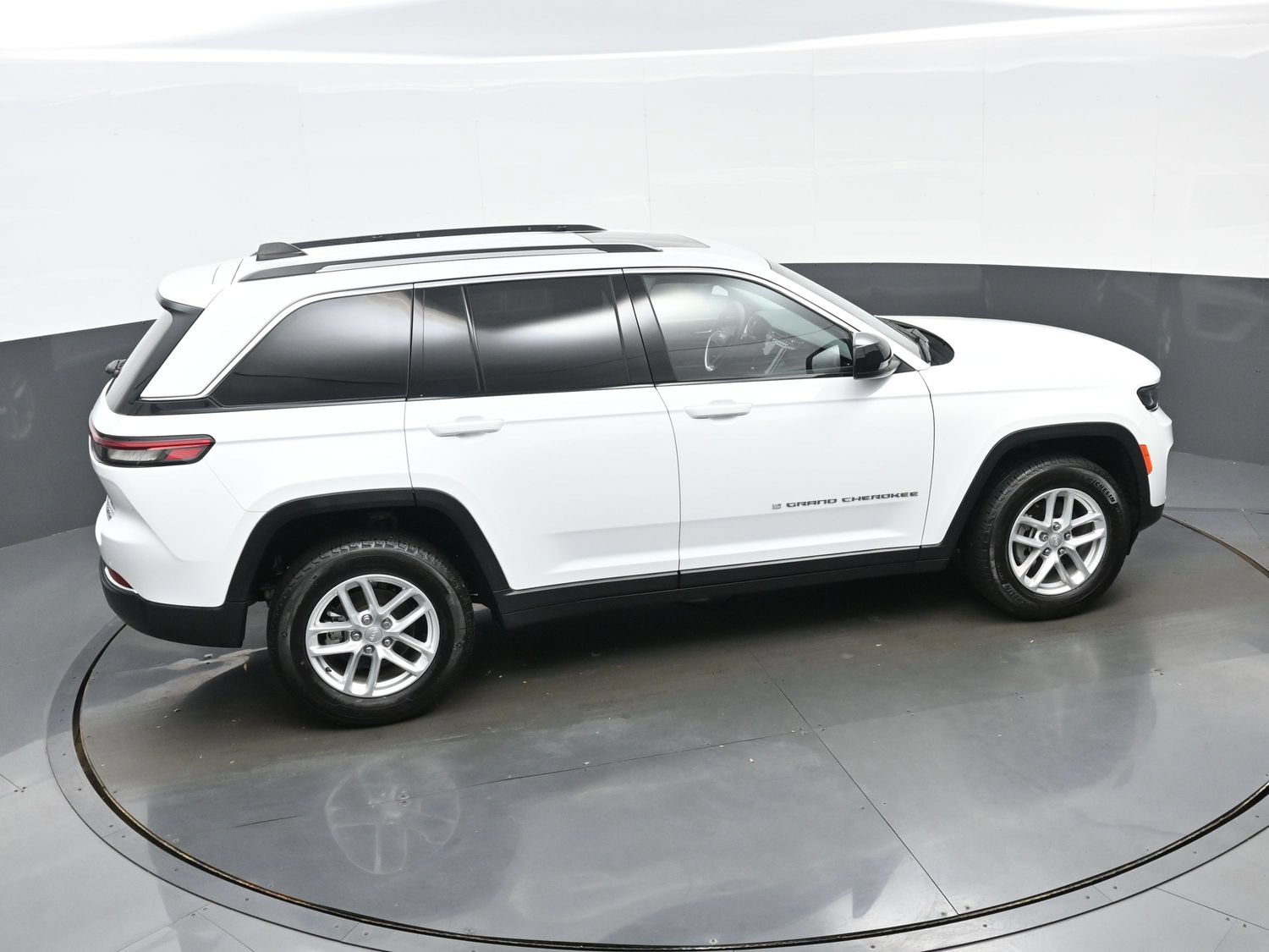 Used 2023 Jeep Grand Cherokee Laredo AWD/4WD image 37