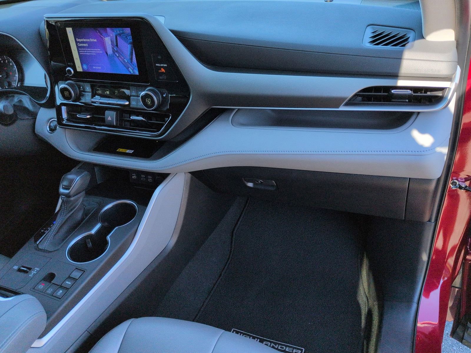 Used 2023 Toyota Highlander XLE image 32